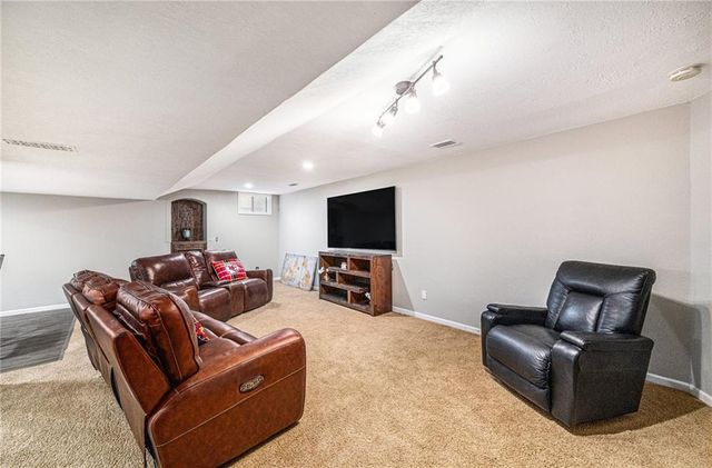 7325 OAKVIEW Street, Shawnee, KS 66216