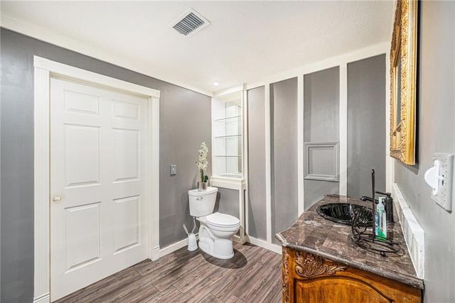 7325 OAKVIEW Street, Shawnee, KS 66216