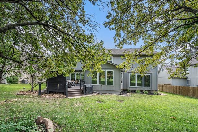 7325 OAKVIEW Street, Shawnee, KS 66216