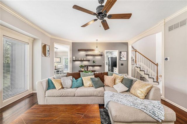 7325 OAKVIEW Street, Shawnee, KS 66216