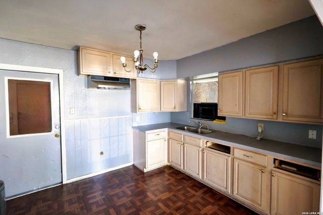 654 ELLOR DR, San Antonio, TX 78228