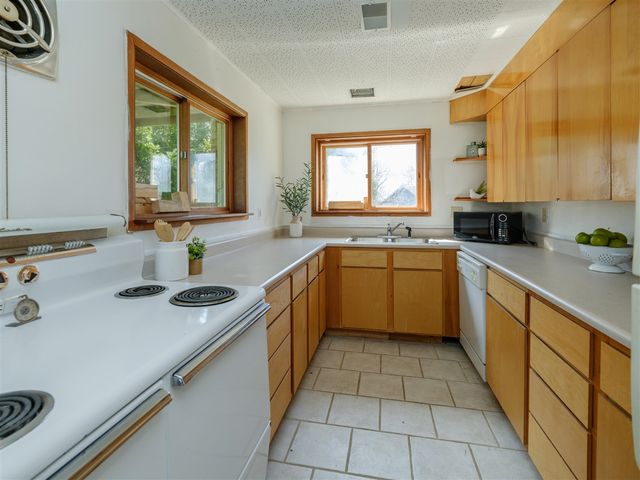 117 4th Street, Plainwell, MI 49080