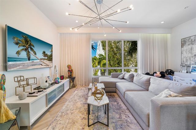 10563 NW 66th St ., Doral, FL 33178