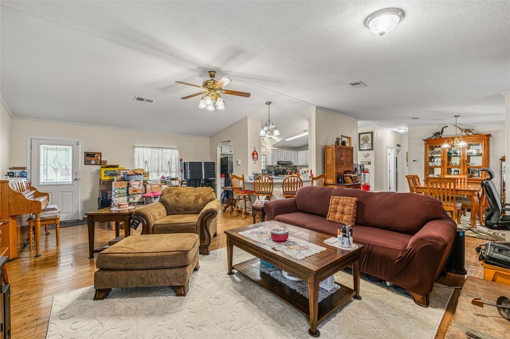 Image 11 of property listing at 714 BURNING ARROW PLACE, Plant City, FL 33566