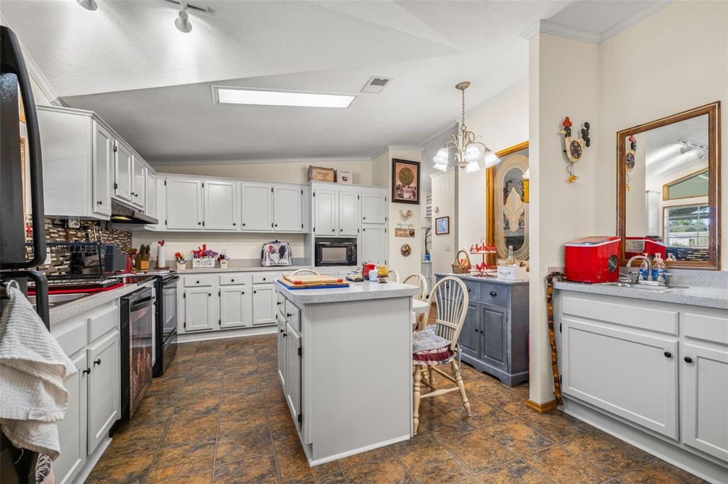 Image 13 of property listing at 714 BURNING ARROW PLACE, Plant City, FL 33566