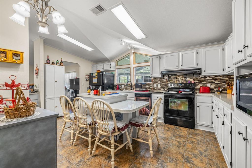 Image 14 of property listing at 714 BURNING ARROW PLACE, Plant City, FL 33566