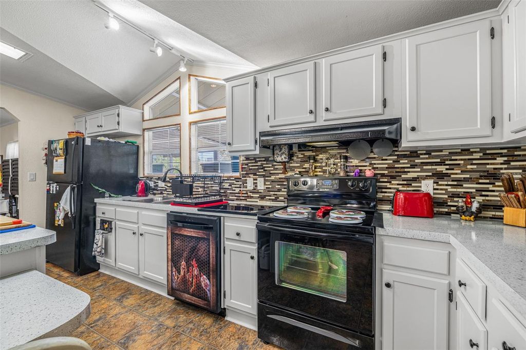 Image 17 of property listing at 714 BURNING ARROW PLACE, Plant City, FL 33566