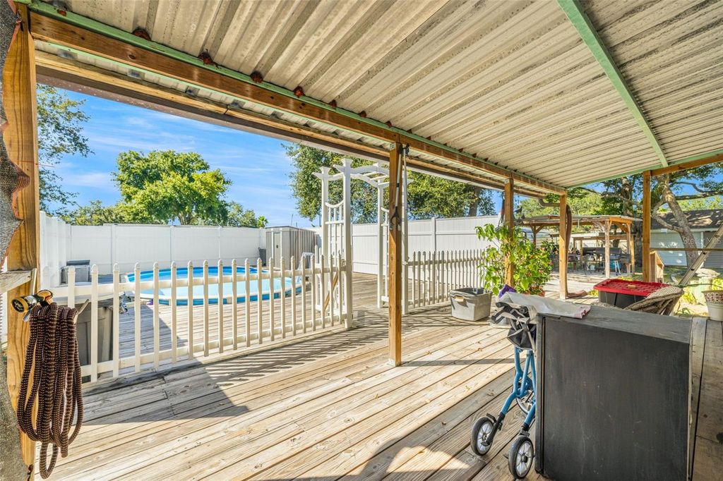 Image 28 of property listing at 714 BURNING ARROW PLACE, Plant City, FL 33566