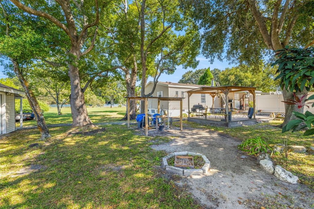 Image 40 of property listing at 714 BURNING ARROW PLACE, Plant City, FL 33566