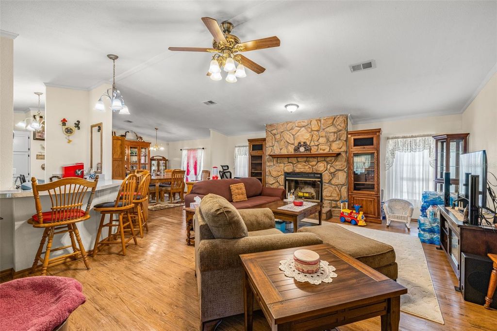 Image 8 of property listing at 714 BURNING ARROW PLACE, Plant City, FL 33566