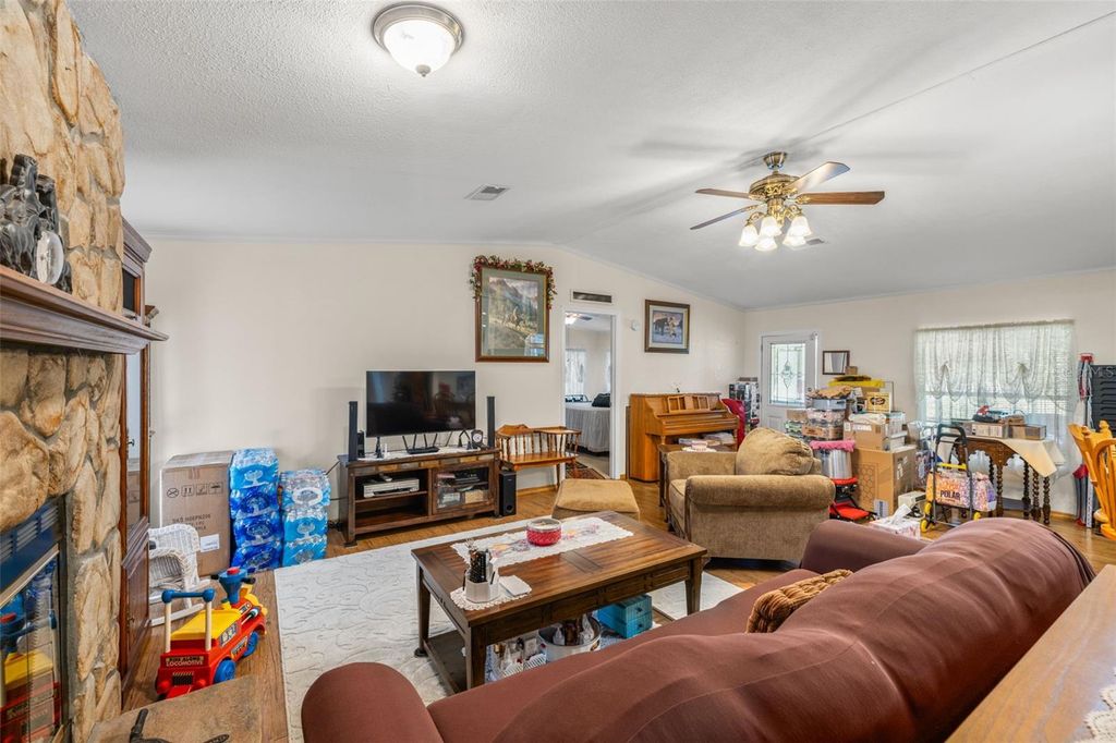 Image 9 of property listing at 714 BURNING ARROW PLACE, Plant City, FL 33566