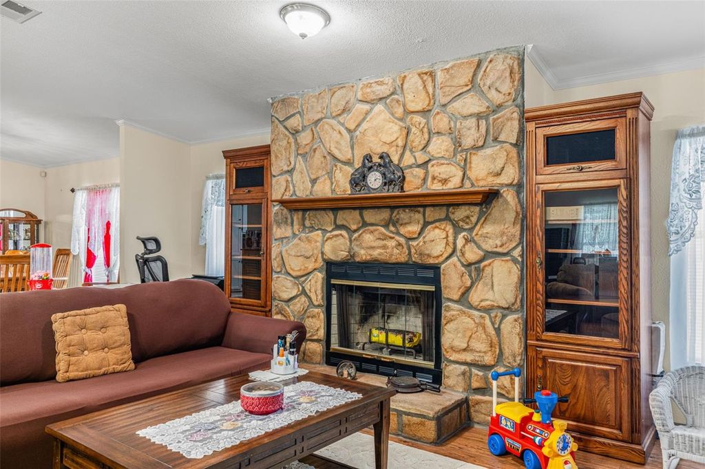 Image 10 of property listing at 714 BURNING ARROW PLACE, Plant City, FL 33566