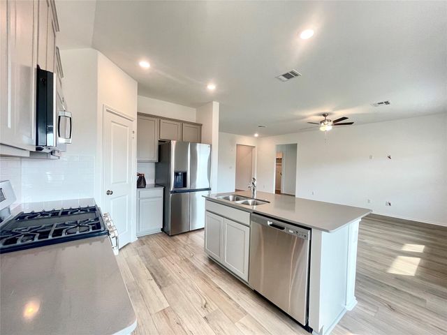 215 Magione CIR, Hutto, TX 78634