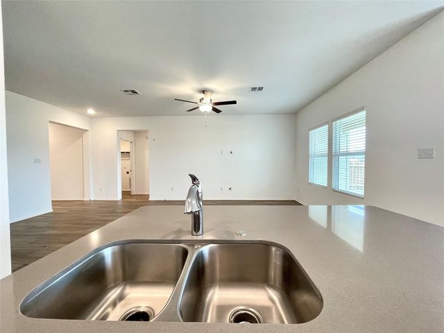 215 Magione CIR, Hutto, TX 78634