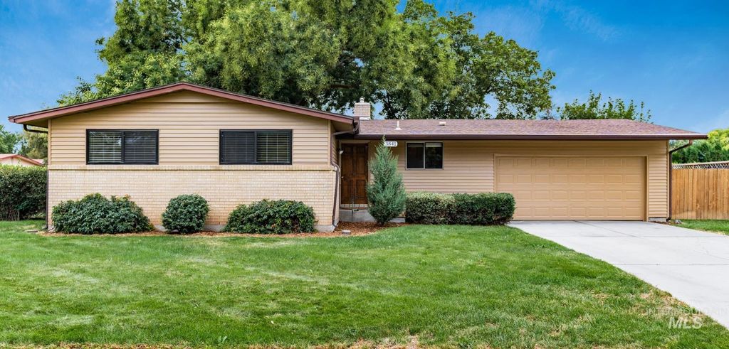 3841 N Sheringham Dr, Boise, ID 83704