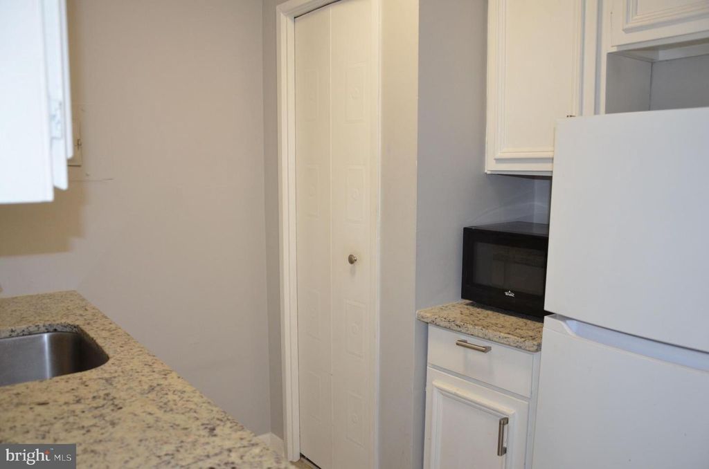 Image 10 of property listing at 1900 LYTTONSVILLE RD #1103, Silver Spring, MD 20910