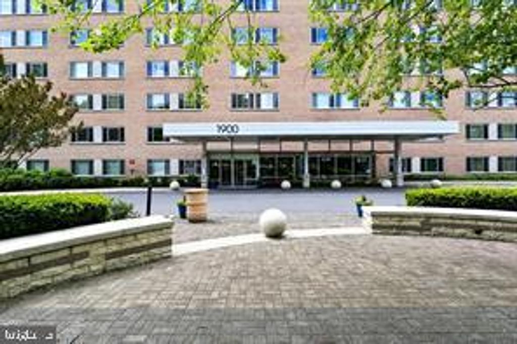 Image 13 of property listing at 1900 LYTTONSVILLE RD #1103, Silver Spring, MD 20910