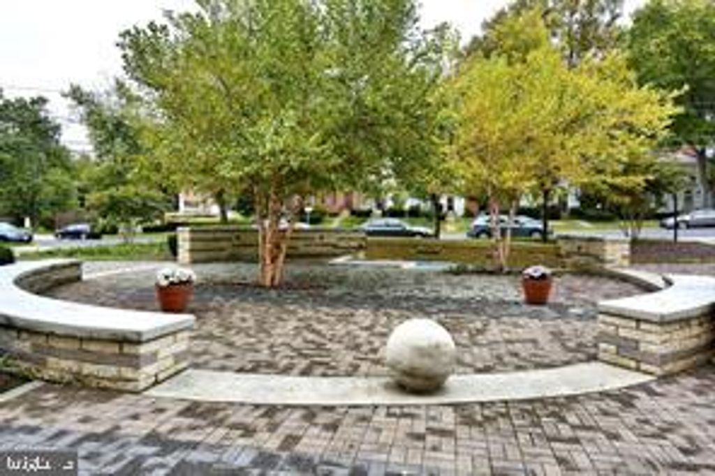 Image 14 of property listing at 1900 LYTTONSVILLE RD #1103, Silver Spring, MD 20910