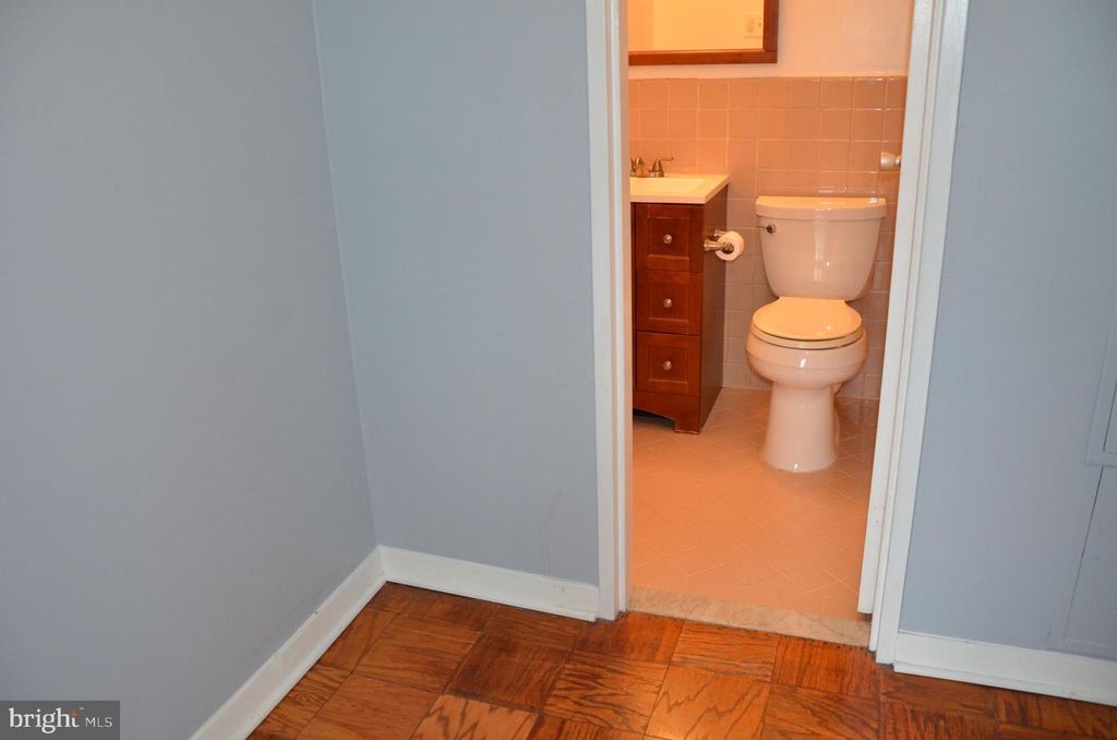 Image 6 of property listing at 1900 LYTTONSVILLE RD #1103, Silver Spring, MD 20910
