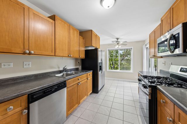 240 Ashbury Lane W 6, Roselle, IL 60172
