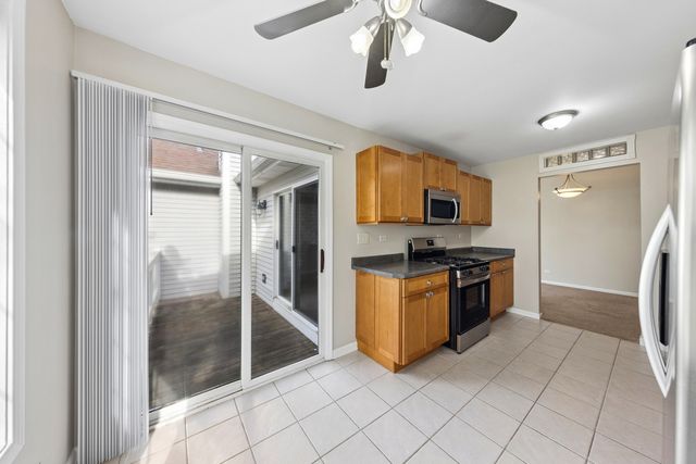 240 Ashbury Lane W 6, Roselle, IL 60172