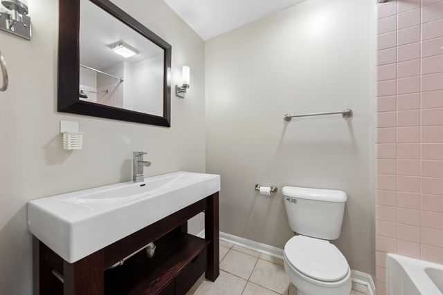 240 Ashbury Lane W 6, Roselle, IL 60172