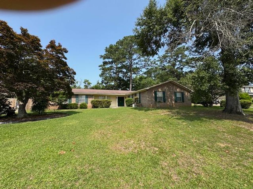 203 Aspen Circle, Dothan, AL 36303