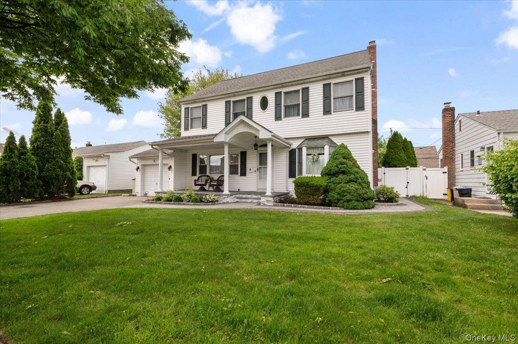 4 Westbury Avenue, Plainview, NY 11803