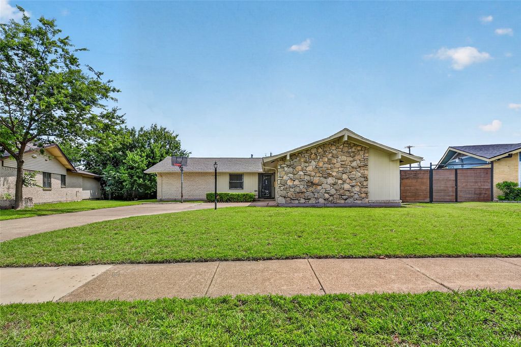 1744 Gross Road, Dallas, TX 75228