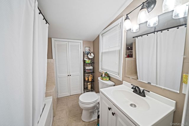 11 Rosemont Avenue, Farmingville, NY 11738