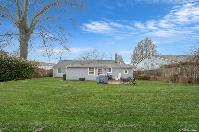 11 Rosemont Avenue, Farmingville, NY 11738