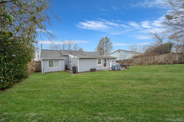 11 Rosemont Avenue, Farmingville, NY 11738