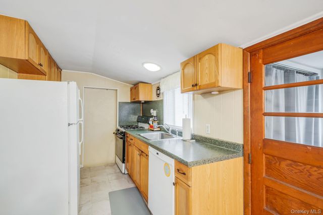 11 Rosemont Avenue, Farmingville, NY 11738