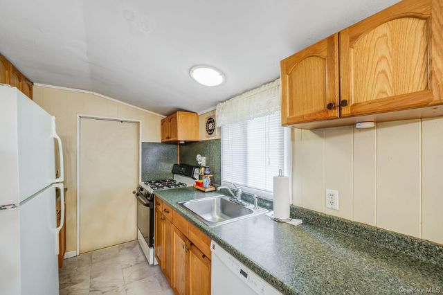 11 Rosemont Avenue, Farmingville, NY 11738