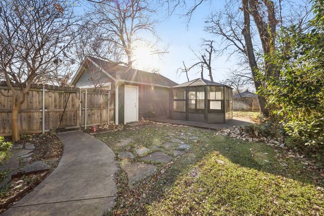 1906 S Henderson Street, Fort Worth, TX 76110