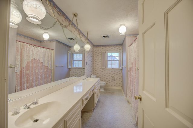 220 BARRETT ST, Bolivar, TN 38008