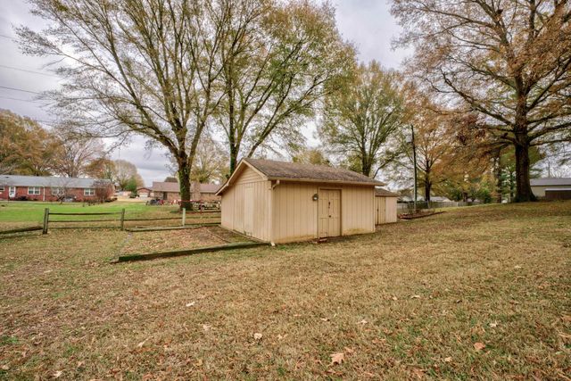 220 BARRETT ST, Bolivar, TN 38008