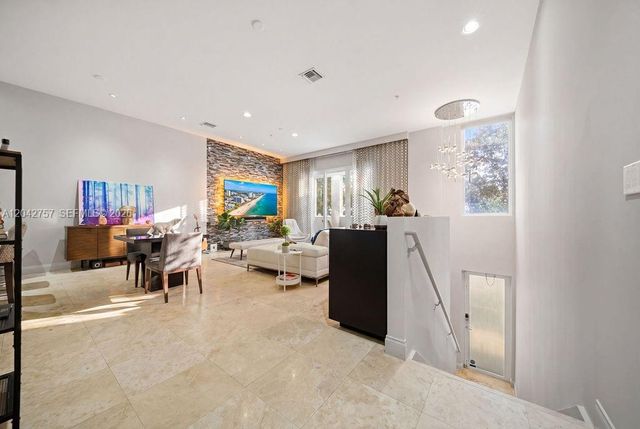 710 NE 3rd Avenue, Fort Lauderdale, FL 33304