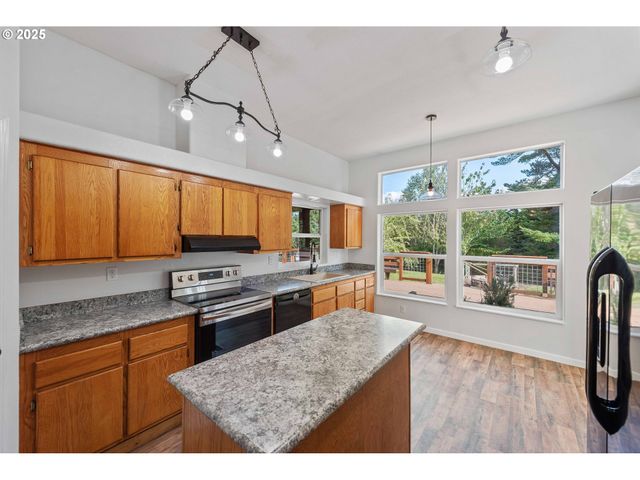 93762 NABB Ln, North Bend, OR 97459