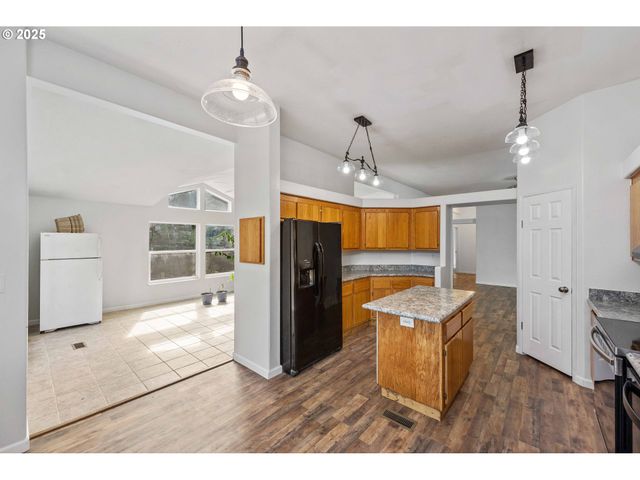 93762 NABB Ln, North Bend, OR 97459