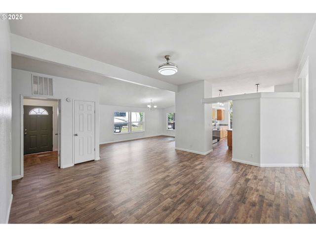 93762 NABB Ln, North Bend, OR 97459