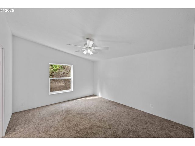 93762 NABB Ln, North Bend, OR 97459