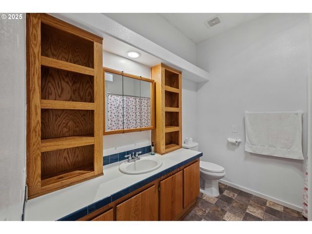 93762 NABB Ln, North Bend, OR 97459