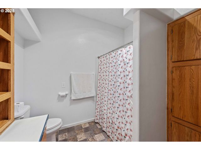 93762 NABB Ln, North Bend, OR 97459