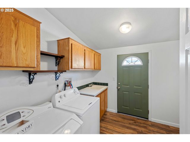 93762 NABB Ln, North Bend, OR 97459