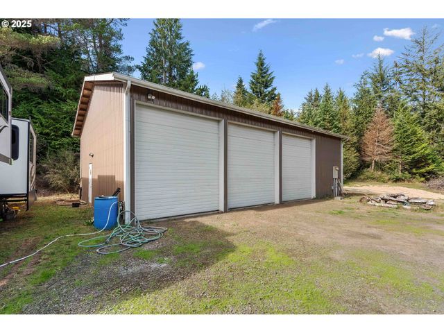 93762 NABB Ln, North Bend, OR 97459