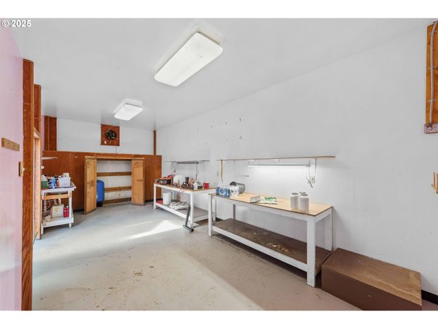 93762 NABB Ln, North Bend, OR 97459