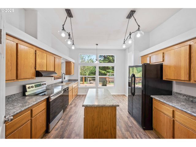 93762 NABB Ln, North Bend, OR 97459