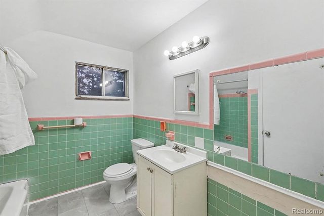 7356 Wiegand, Center Line, MI 48015