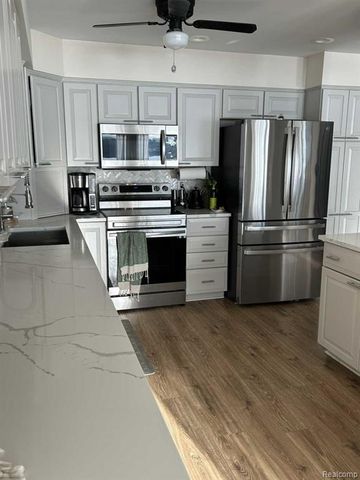 3274 Lakeview Drive, Highland, MI 48356